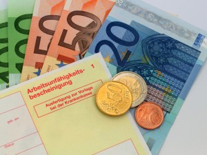 Geld und eine Arbeitsunfähigkeitsbescheinigung